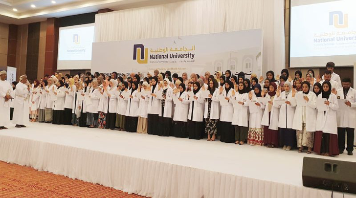 ١٢٢طالبا وطالبة بكلية الطب والعلوم الصحية بصحار يحتفلون بارتداء المعطف الأبيض